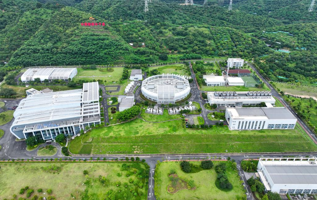 這是2024年7月8日在東莞拍攝的中國散裂中子源（無人機照片）。在粵港澳大灣區多地，一系列在建和已啟用的大科學裝置集群效應初現，助力大灣區加速邁向國際科技創新中心。