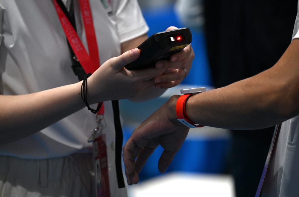 11月8日，全運(yùn)會(huì)歷史上首次舉辦的跨境公路自行車(chē)男子個(gè)人賽決賽開(kāi)賽，這是當(dāng)日拍攝的通關(guān)手環(huán)。