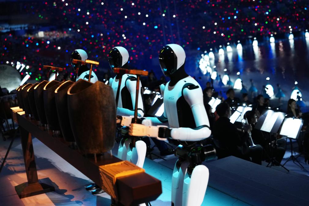 11月9日，機(jī)器人在第十五屆全國(guó)運(yùn)動(dòng)會(huì)開(kāi)幕式現(xiàn)場(chǎng)表演。