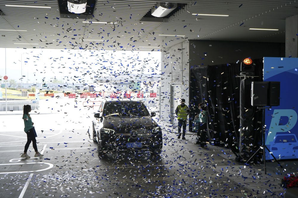 11月15日上午，香港機場管理局在香港口岸自動化停車場舉辦歡迎儀式，迎接“粵車南下”旅客。新華社發（郭辛 攝）