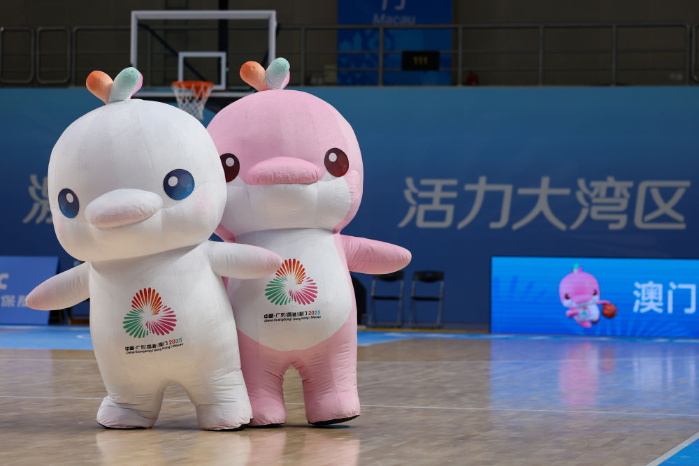 11月16日，在第十五屆全國運動會澳門賽區籃球比賽場館，吉祥物在比賽中場休息時表演。新華社記者 孫凡越 攝