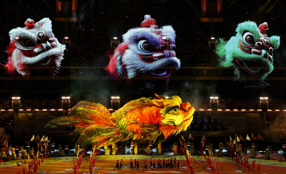 11月9日，在第十五屆全國運動會開幕式上，巨型鰲魚“游入”體育場上空。新華社記者 盧漢欣 攝