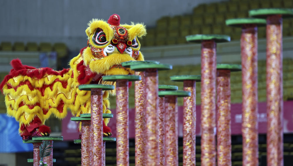 11月11日，粵港澳聯隊在第十五屆全國運動會群眾展演舞龍舞獅南獅自選項目決賽中獲得一等獎。新華社記者 王鵬 攝