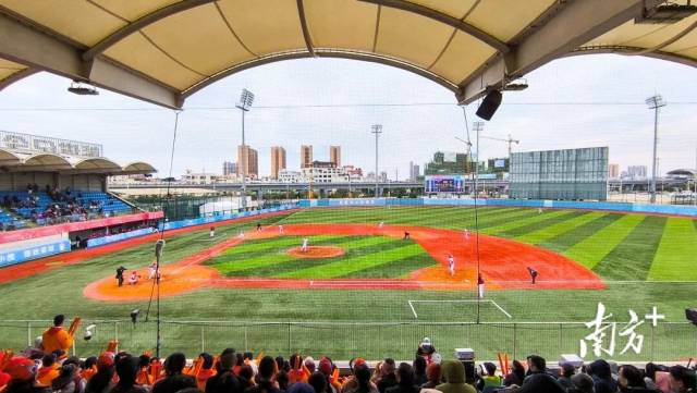 澳門女孩奔赴中山國際棒壘球中心看全運會棒球比賽。 受訪者 供圖