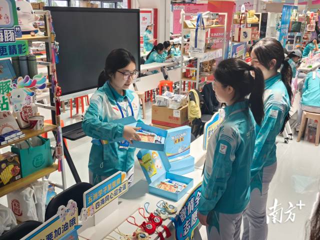 暨南大學學生黃依琪在志愿者之家中服務。