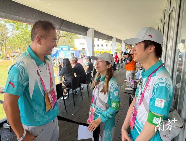 香港志愿者協會主席郭永亮與志愿者們交流。