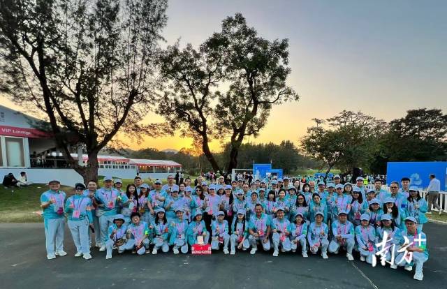 在香港賽區，參與高爾夫球賽的志愿者們合影留念。