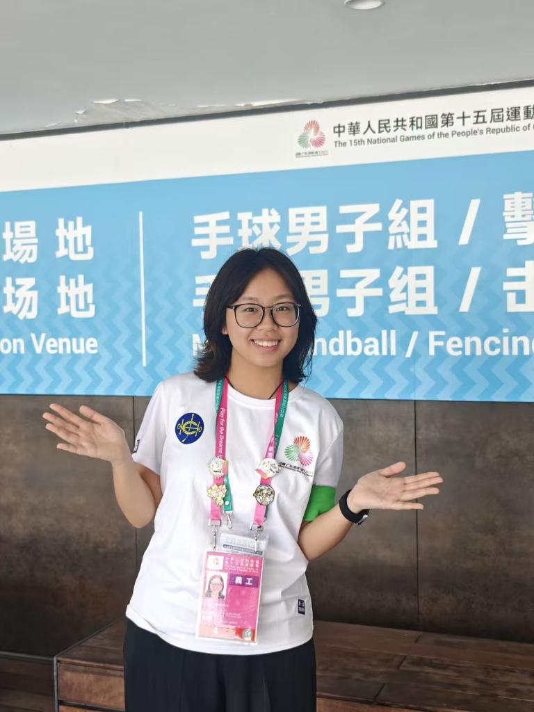 11月4日，許欣嫻在香港啟德體育園的男子手球賽場入口指引觀眾入場。（受訪者供圖）