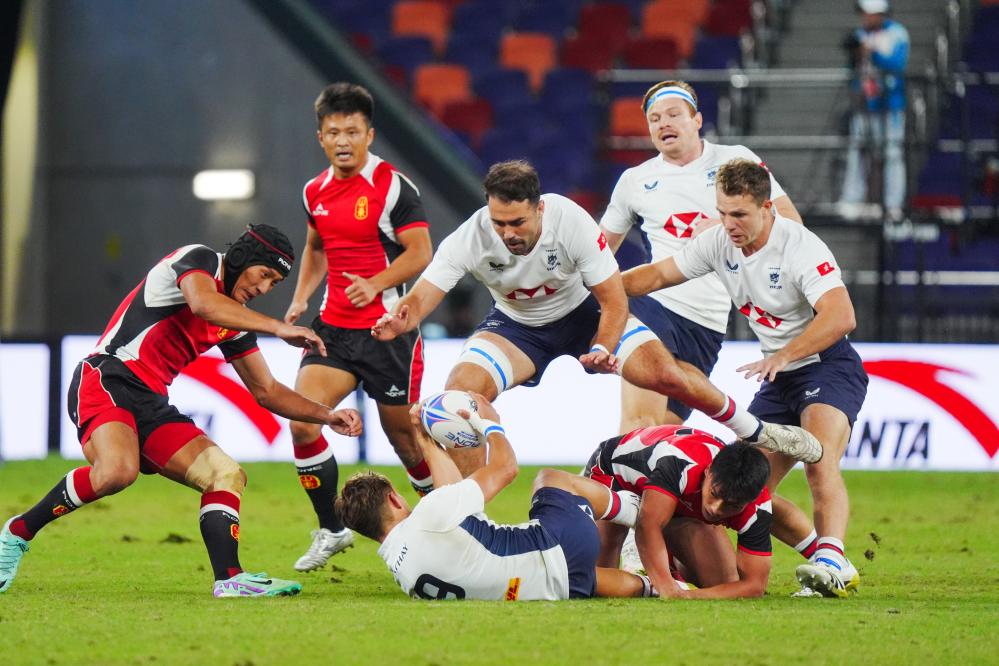 11月14日，雙方球員在比賽中拼搶。當日，在香港舉行的第十五屆全國運動會七人制橄欖球男子金牌賽中，香港隊26比19戰勝山東隊，奪得冠軍。新華社記者 朱煒 攝