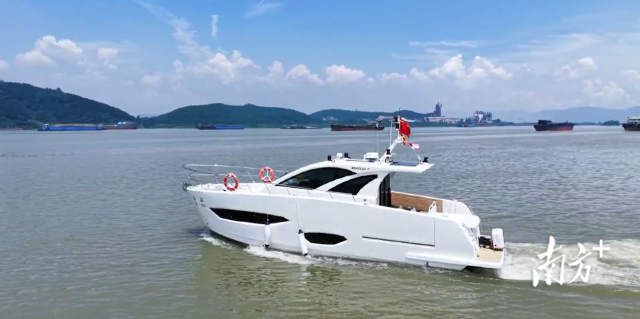 奇航研發設計的大型游艇在佛山西江試航。受訪者供圖