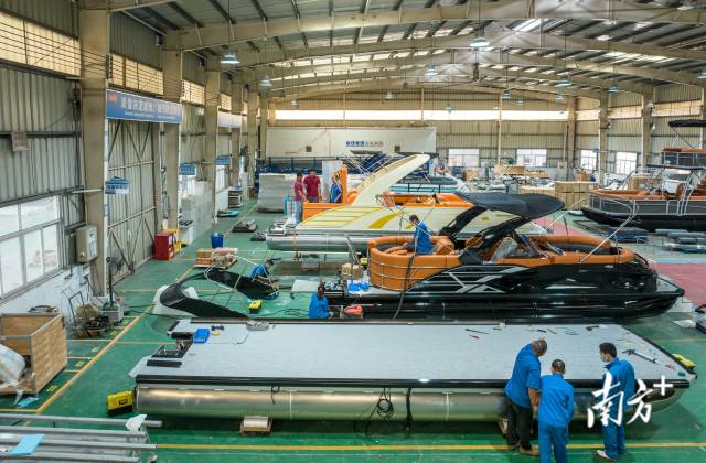 奇航生產車間內工人們正在組裝船只。廖明璨 攝
