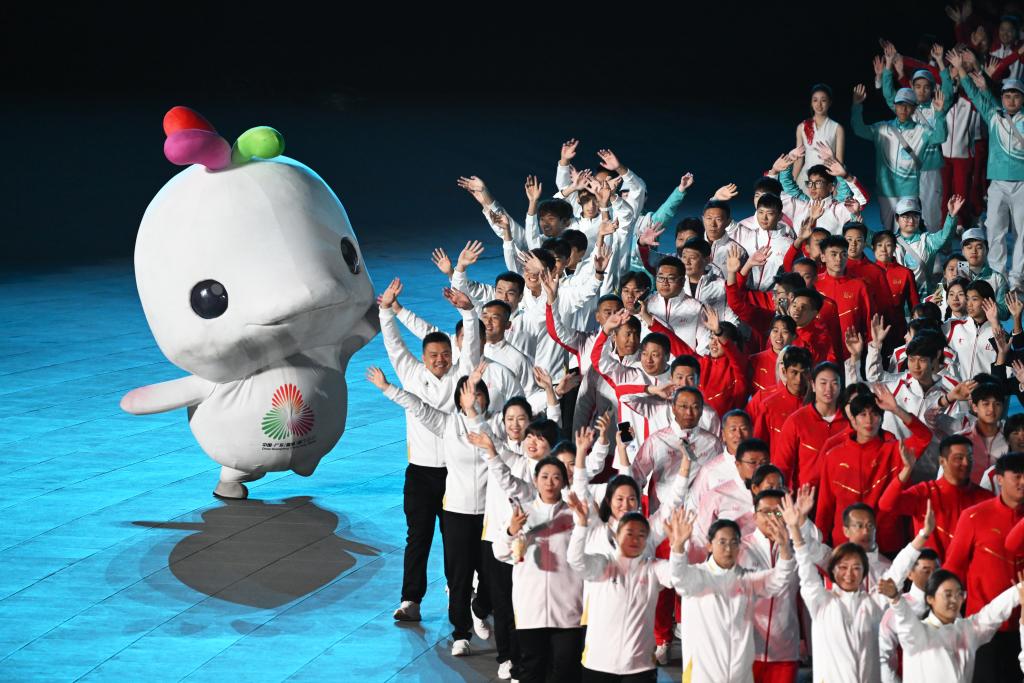 11月21日，參賽團隊代表在閉幕式上入場。新華社記者 連振 攝