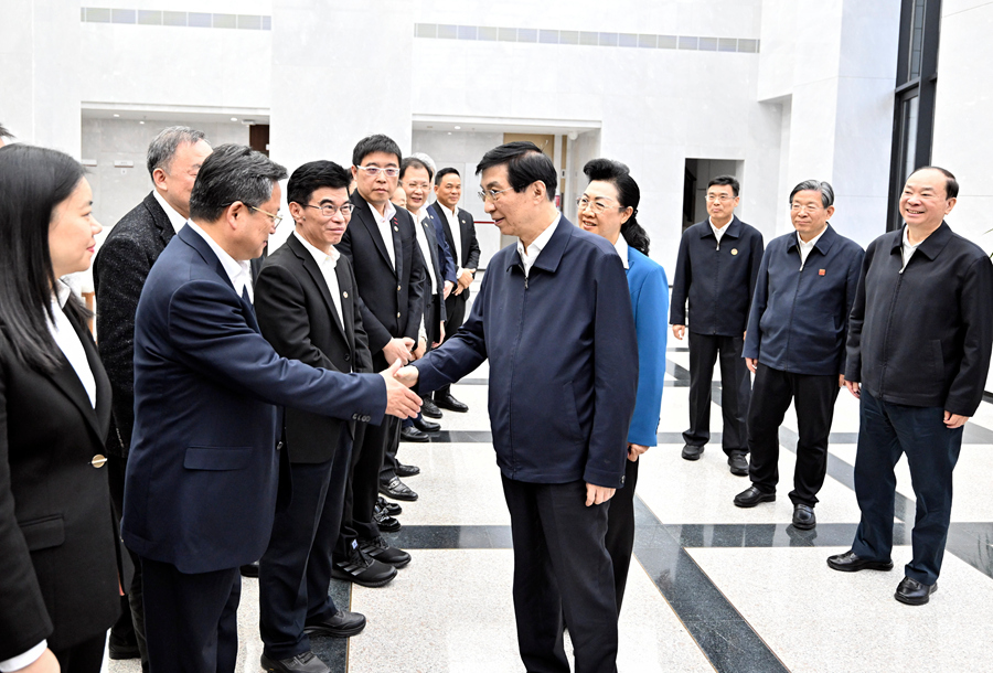 11月21日至23日，中共中央政治局常委、全國政協主席王滬寧在廣東深圳、惠州調研。這是11月21日，王滬寧到深圳市政協機關調研，并看望在深圳市的全國政協委員和政協機關干部。新華社記者 殷博古 攝