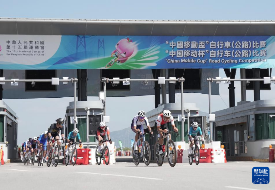 公路自行車男子個人賽參賽選手在231.8公里的賽程中6次經過口岸，卻全程不停，無感通關。圖為選手經過港珠澳大橋香港口岸車輛通關廣場。