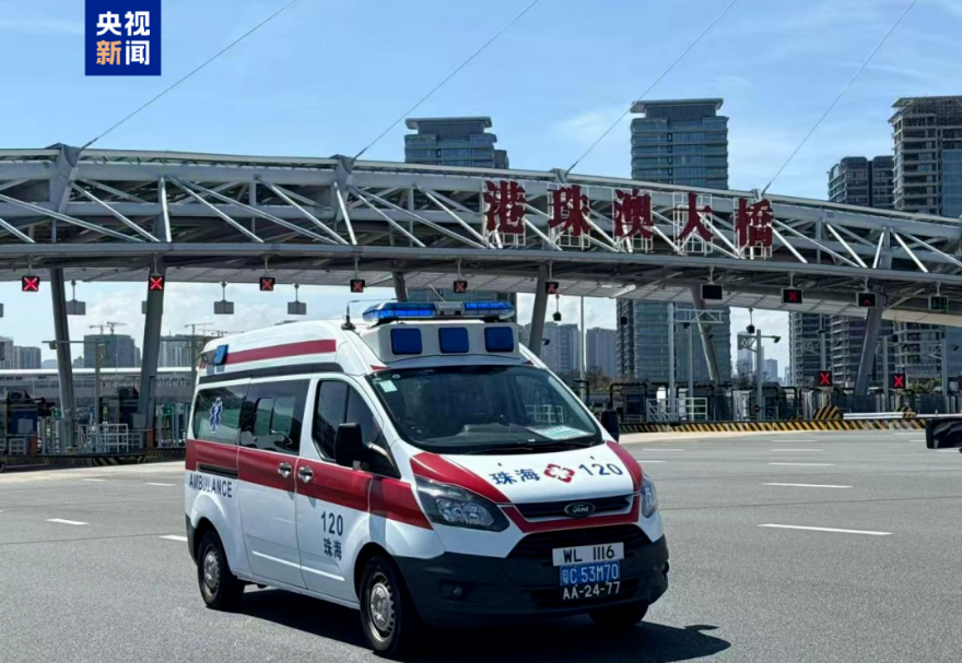 公路自行車男子個人賽首創“三牌”醫療保障車，上面是香港車牌、中間是廣東車牌、下面是澳門車牌，首次實現醫療保障車粵港澳三地跨境隨行。圖為“三牌”醫療保障車。
