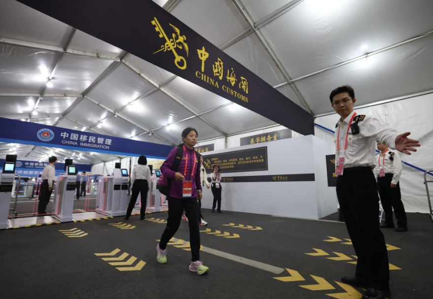 邊檢、海關等部門通過系統互聯、數據共享，做到馬拉松比賽選手“人員不停、數據先行”，深圳灣口岸前置查驗區完成查驗手續后，選手在之后的跨境可以實現信息“秒級核驗”。圖為比賽前，女子馬拉松比賽參賽選手在深圳灣口岸前置查驗區完成查驗手續。