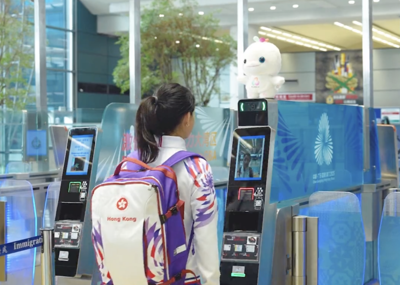 在全運會中注冊了的運動員及相關人員，可以在“出入境專屬通道”快速通關。香港入境處在香港國際機場、高鐵西九龍站、港珠澳大橋及深圳灣口岸四個主要口岸設置“出入境專屬通道”，提供16條自助通道。圖為賽事注冊人員在專屬通道快速通關。