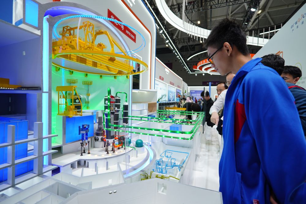 2025年11月15日，觀眾在第二十七屆中國國際高新技術成果交易會現場參觀“華龍一號”三代核電技術模型。新華社記者 王豐 攝