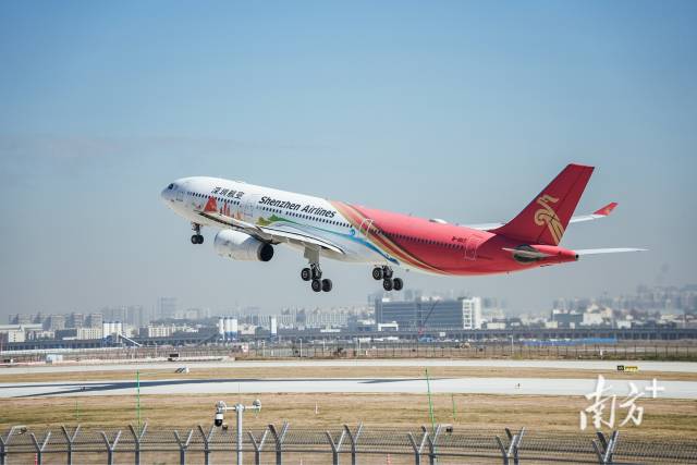 11月29日，深圳機場第三跑道投運。