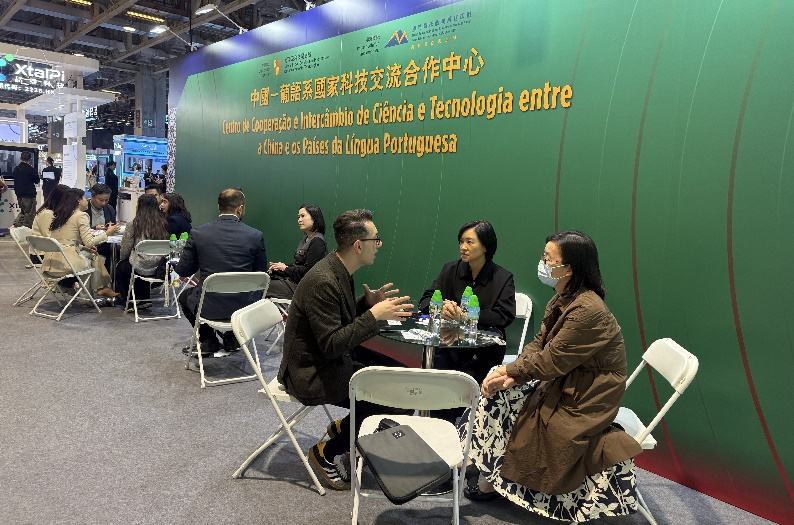 圖為巴葡企業在AIE上對接洽談。澳門特區經科局供圖