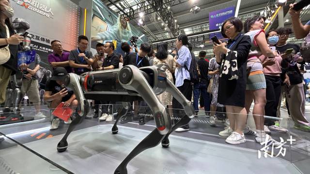 眾擎機(jī)器人首次展出四足機(jī)器人。