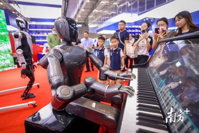 人形機(jī)器人彈奏周杰倫的《青花瓷》鋼琴曲。