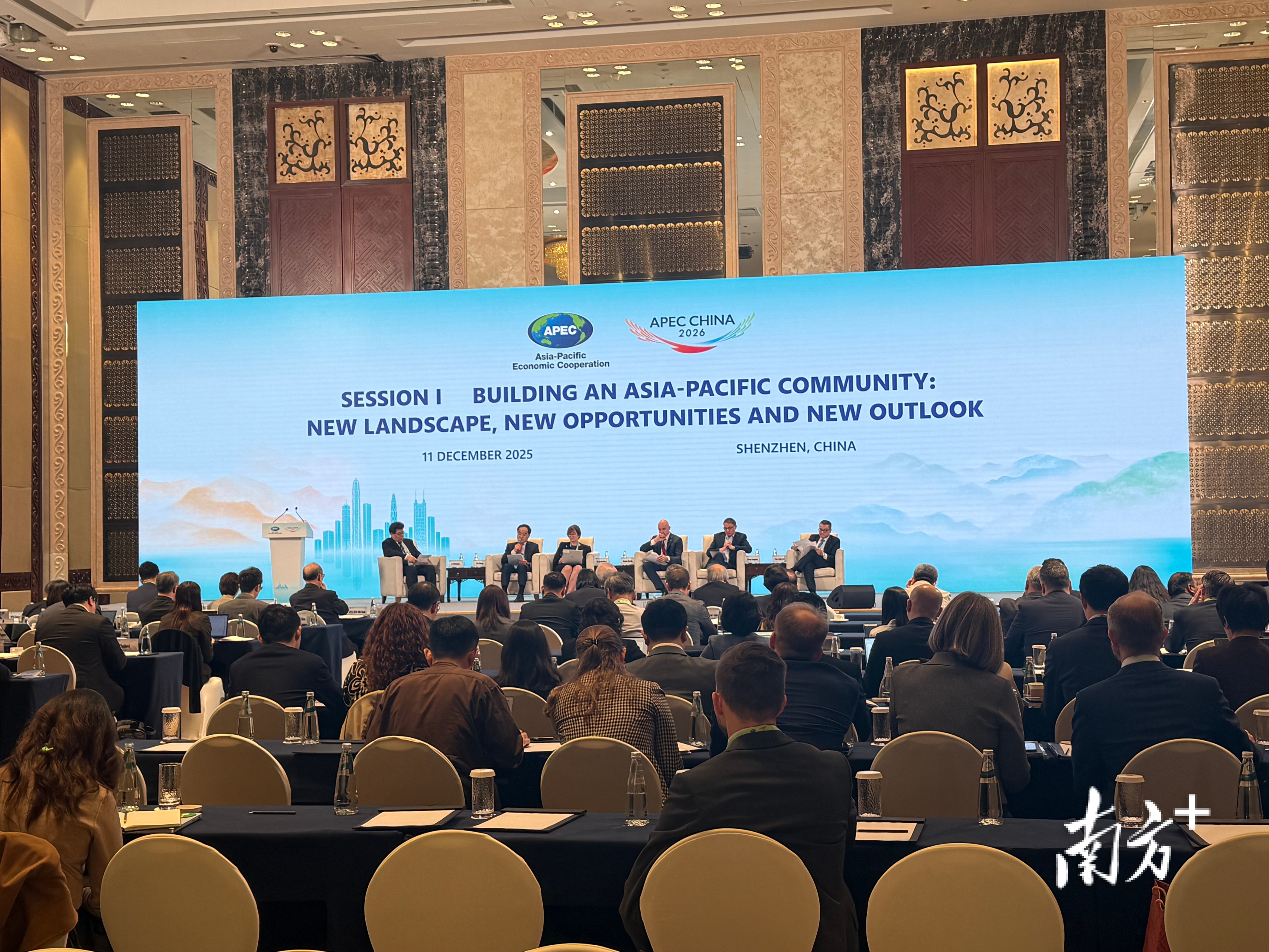 12月11日—12日，亞太經合組織非正式高官會在深圳市舉辦。