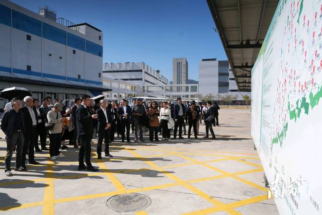 與會嘉賓參觀基地園區(qū)。