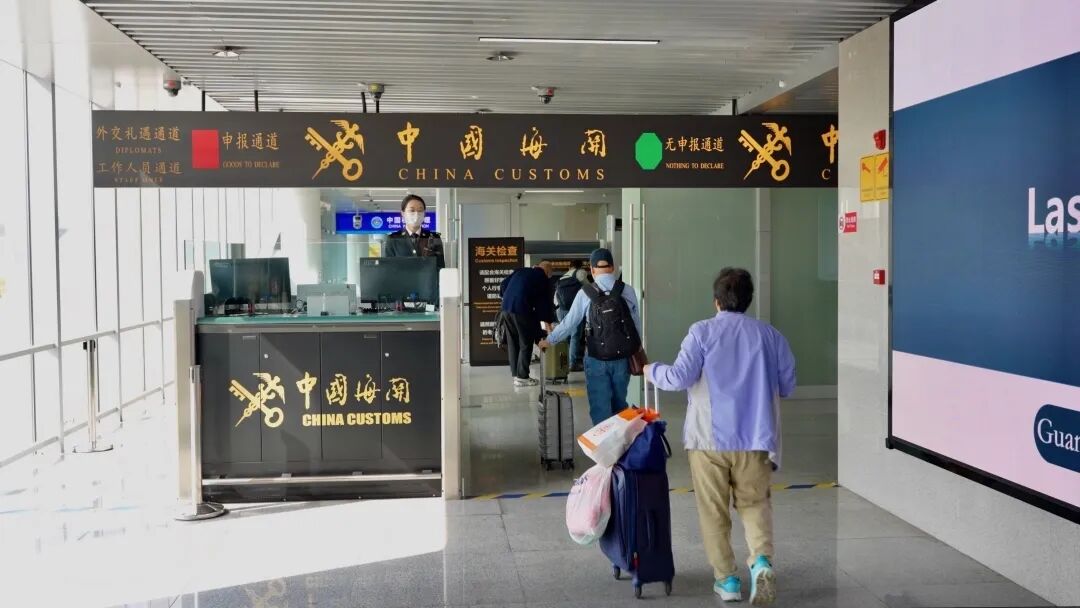 旅客在琶洲港澳客運碼頭搭乘船舶前往中國香港，廣州會展中心海關(guān)關(guān)員對出境旅客進行監(jiān)管