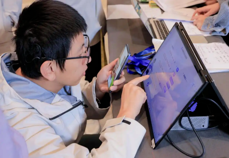 　本屆殘特奧會也是一場灣區“黑科技”的暖心展示：無障礙交流系統、導盲六足機器人、AI視障眼鏡、下肢外骨骼康復機器人等智能輔具悉數亮相。這些創新科技來自大灣區企業研發或生產，幫助殘疾人“看得見”“聽得清”“站得穩”，讓他們更平等、更自信地投入這場體育盛會，詮釋了科技助殘的溫暖力量。