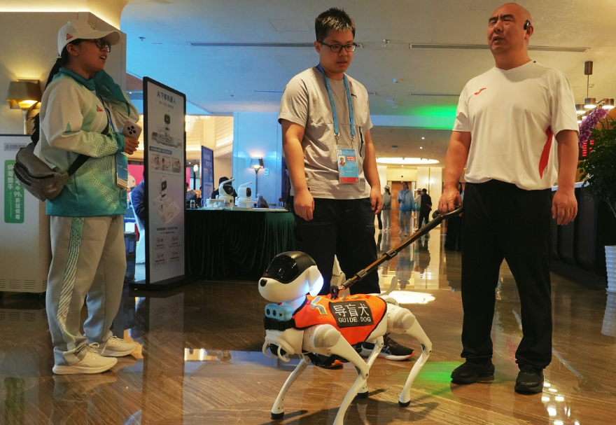 以賽事為紐帶，大灣區將科技助殘推向全國視野。從賽事籌備到參賽觀賽，智能輔具已融入各環節：例如，智能導盲犬能夠幫助運動員及觀眾熟悉場館情況；智能輪椅、爬樓梯機器人等助力殘障人士便捷參賽、觀賽。這些場景化應用，集中展示了大灣區科技助殘發展水平。