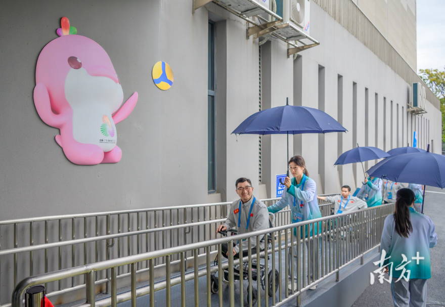 本屆殘特奧會是粵港澳首次聯合承辦的國內最高規格綜合性殘疾人運動會，也是展現社會關懷殘疾人事業的重要窗口。廣東以“一館一策”標準改造36個場館，共增設2398個輪椅席位與305間無障礙衛生間，改造兼顧專業規范、便捷性和人性化，全方位保障賽事運行與觀賽體驗。