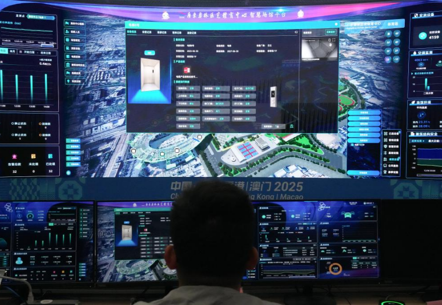 本屆殘特奧會充分展現大灣區科技助殘優勢。依托廣州市體育場館智慧運營管理云平臺，各場館增設緊急求助按鈕與無障礙查詢終端，并統一接入平臺這個“總控大腦”，實現無障礙電梯狀態監控與求助需求的即時響應，讓科技真正融入賽事服務全流程。