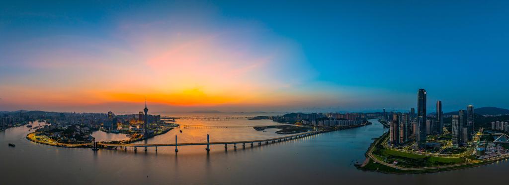 2024年8月8日拍攝的澳門和橫琴景色（無人機(jī)全景照片）。新華社發(fā)（張金加 攝）