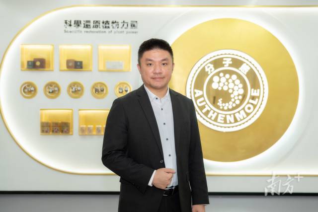 澳門青年黃滋才