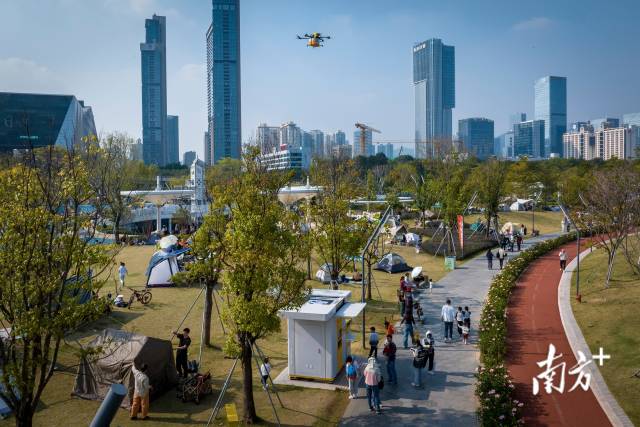 2025年12月6日，深圳筆架山公園，市民線上下單，無人機運送美食“從天而降”。