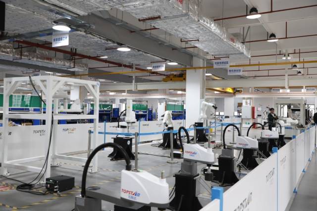 大嶺山拓斯達(dá)科技測(cè)試的全棧國(guó)產(chǎn)化控制平臺(tái)X5，接入具身智能大模型，賦予機(jī)器人實(shí)時(shí)決策能力。