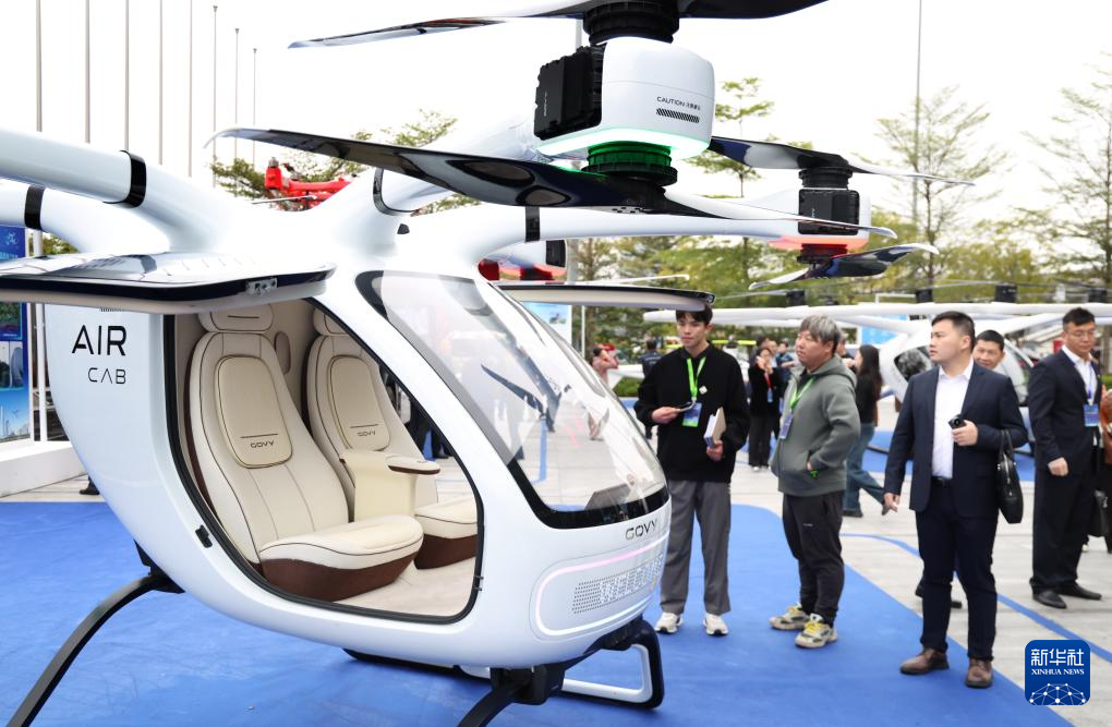 12月25日，與會(huì)人士在大會(huì)展覽區(qū)參觀。新華社記者 盧漢欣 攝