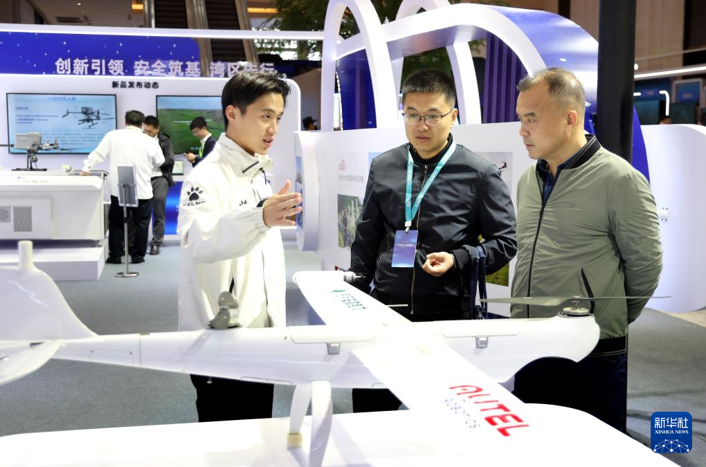 12月25日，與會(huì)人士在大會(huì)展覽區(qū)參觀、交流。新華社記者 盧漢欣 攝