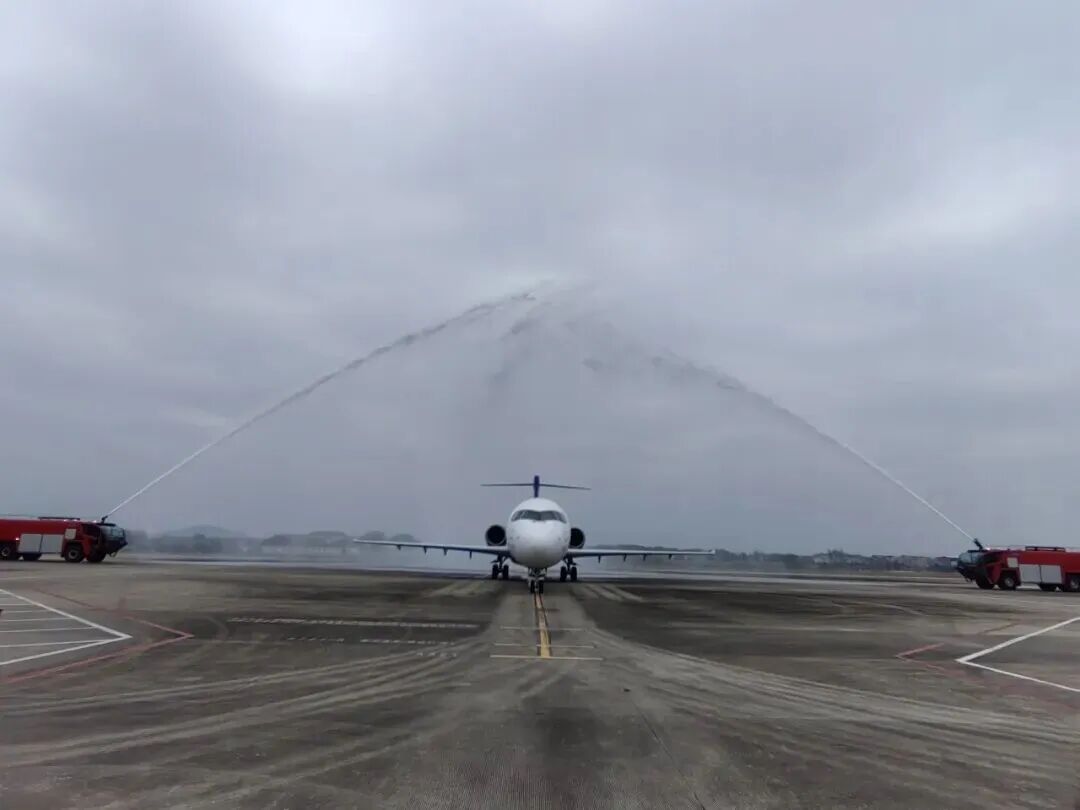 圓通航空YG9007航班平穩降落在惠州機場，通過象征民航最高禮儀的 “水門禮”