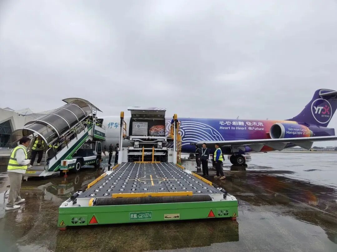 惠州機場首架全貨機準備卸貨