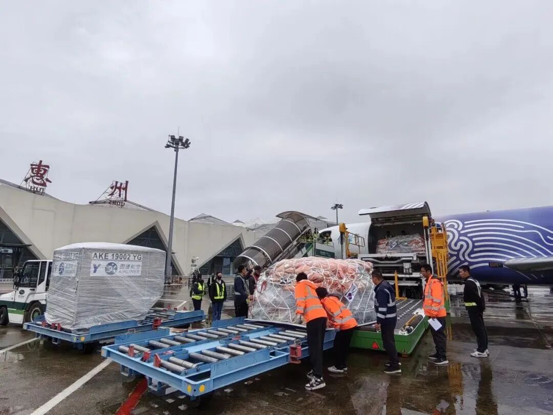 國產C909全貨機在惠州機場卸落貨物