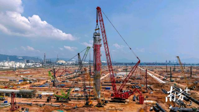 中海殼牌惠州三期乙烯項(xiàng)目建設(shè)現(xiàn)場(chǎng)。 南方+ 梁維春 拍攝