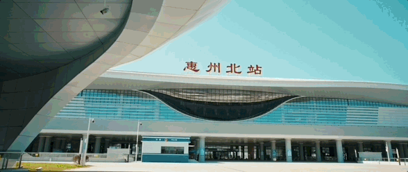 打造“海陸空鐵”立體交通網(wǎng)絡(luò)，加快構(gòu)建大灣區(qū)綜合樞紐門戶。