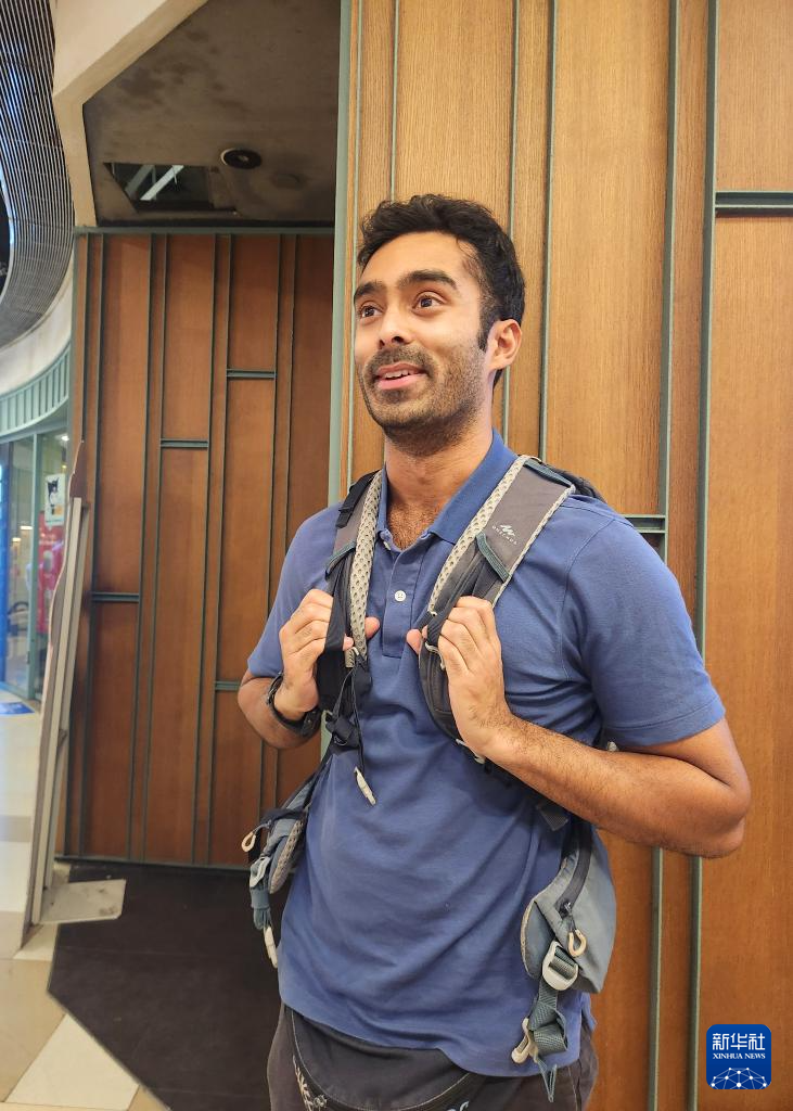 12月9日，英國青年梅赫·塔赫爾在接受采訪。新華社發（張雅詩攝）