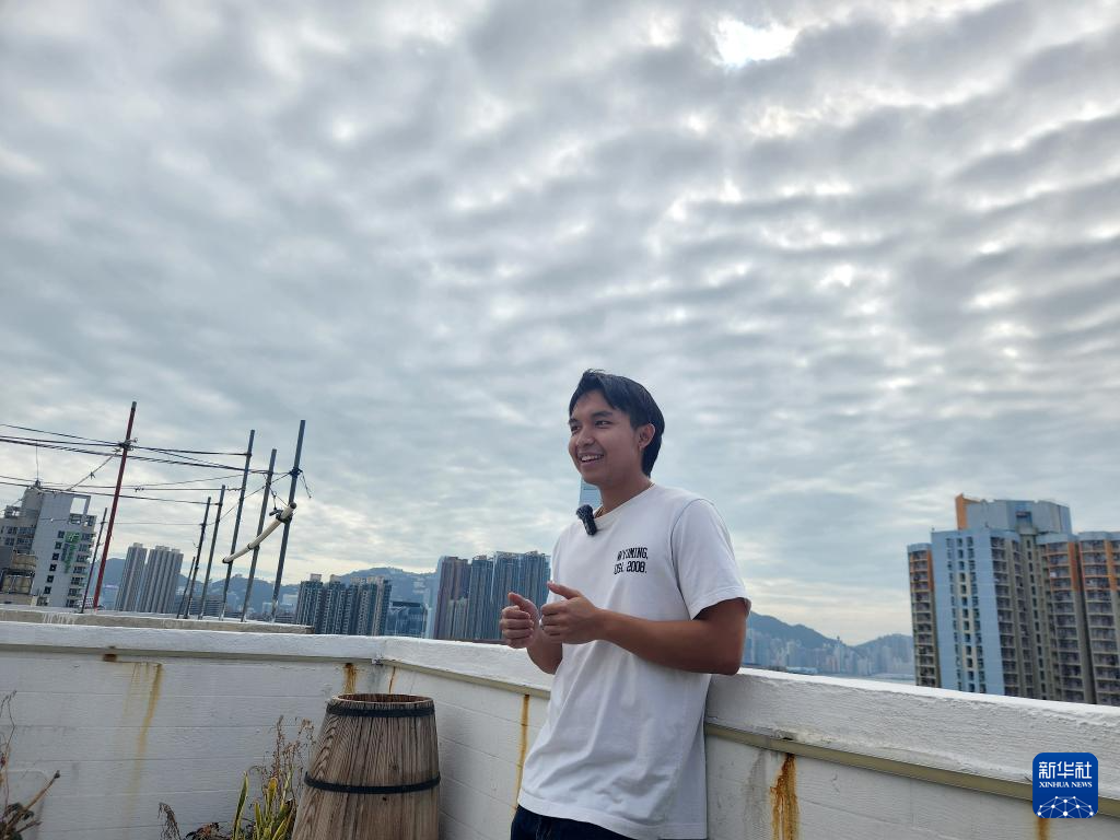 11月15日，泰國青年珀?duì)栐诮邮懿稍L。新華社發(fā)（張雅詩攝）