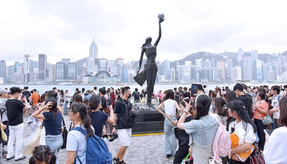 10月5日，游客在香港尖沙咀星光大道游覽。新華社記者 陳鐸 攝