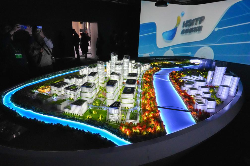 12月22日，媒體記者在河套深港科技創新合作區香港園區開園典禮后拍攝沙盤。新華社記者 朱煒 攝