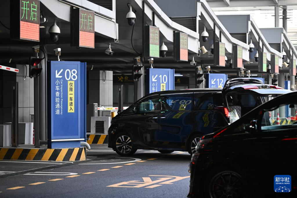 1月6日，在港珠澳大橋珠海公路口岸，車輛有序過關。新華社記者 鄧華 攝