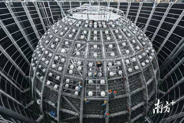 江門中微子實驗探測器，中心探測器外工人正在高空安裝光電倍增管模塊，那是探測器的眼睛。 劉悅湘 攝